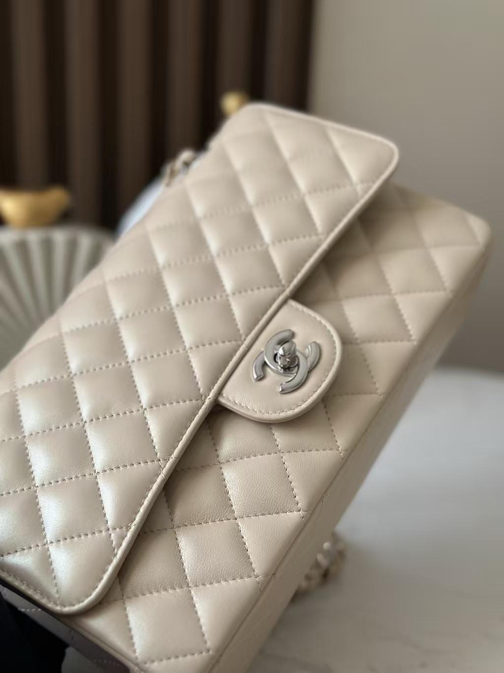 Ch*el classic flap bag pearlescent apricot-colored lambskin with silver hardware 15x25.5x6cm