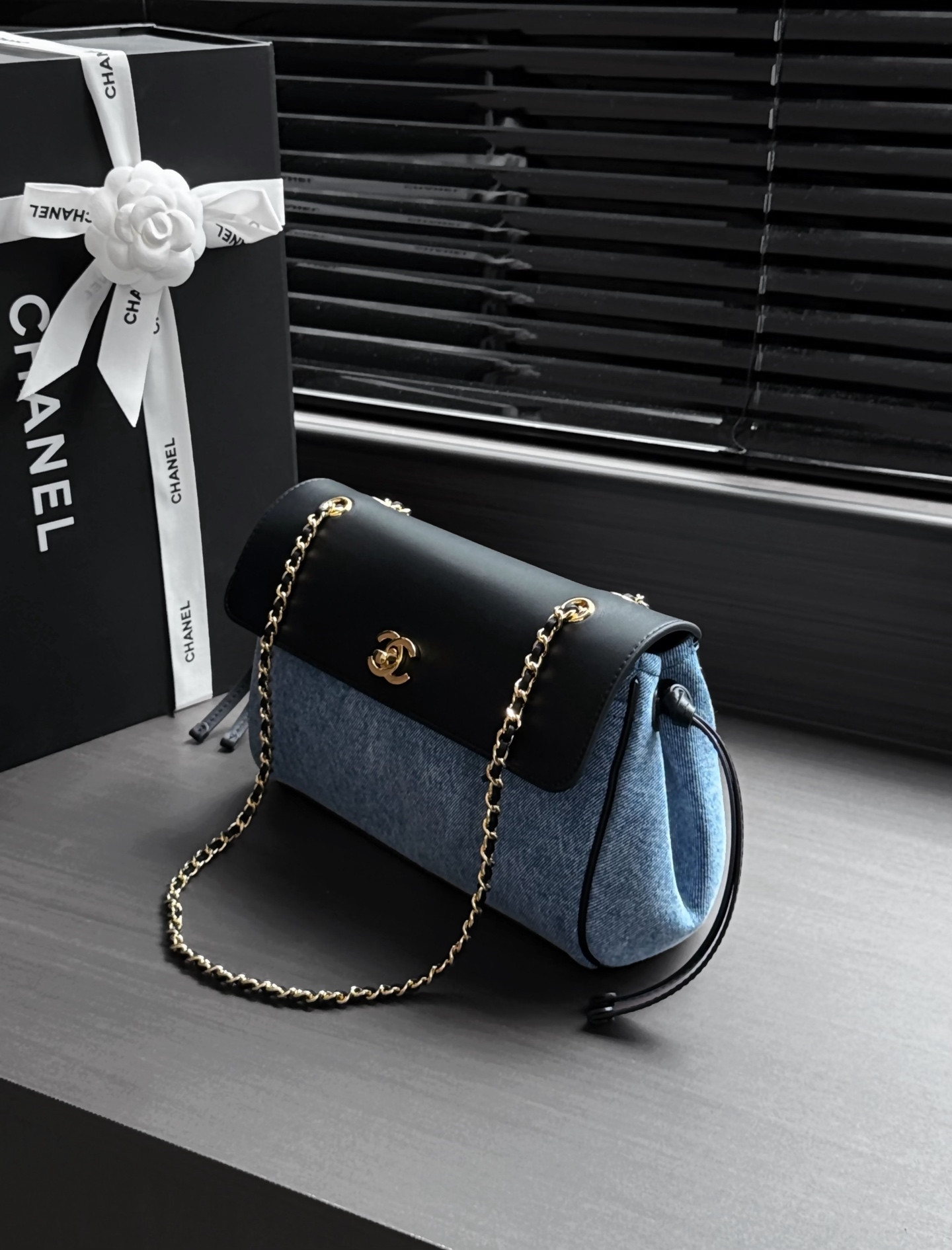 Ch*el urban essential flap bag as6427 16x29x9.5cm