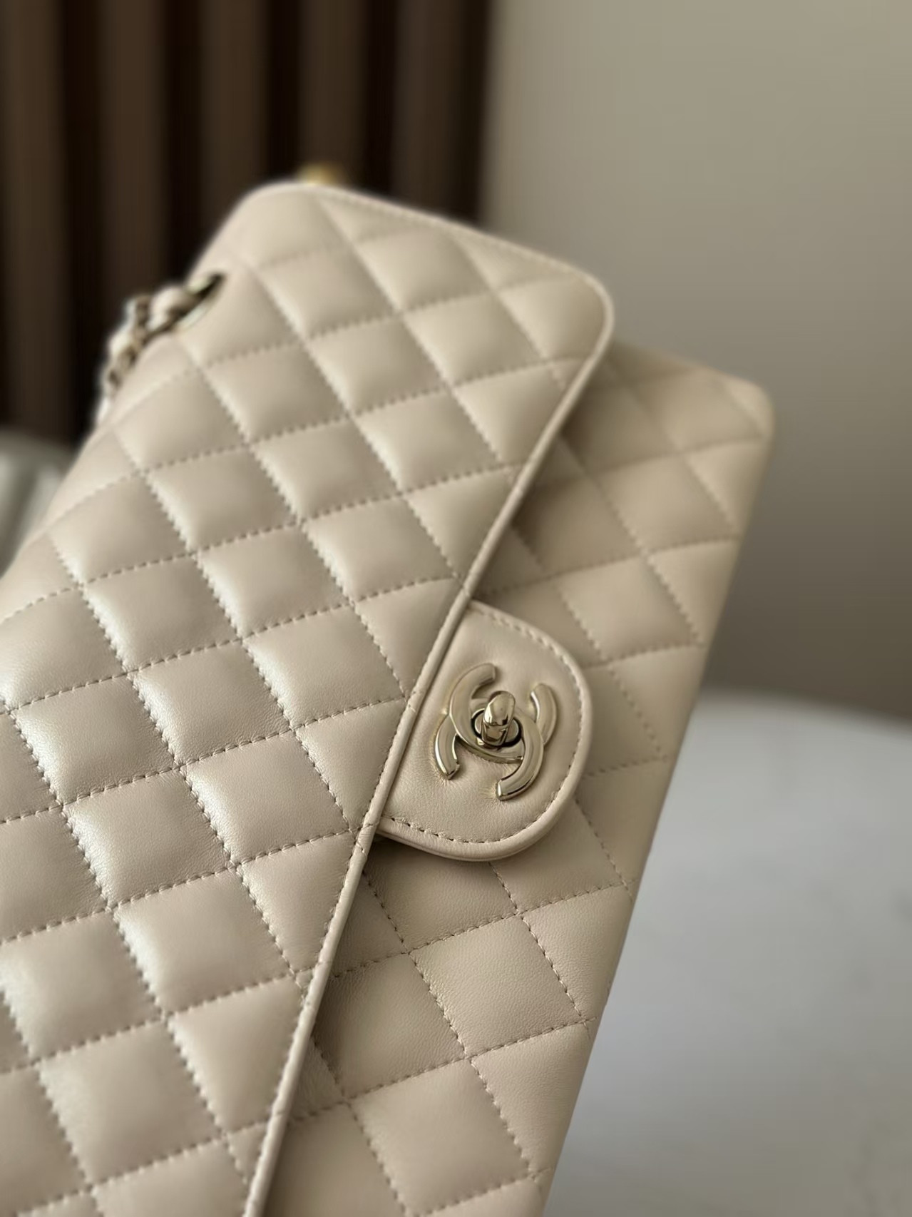 Ch*el classic flap bag pearlescent apricot-colored lambskin with light gold hardware 15x25.5x6cm