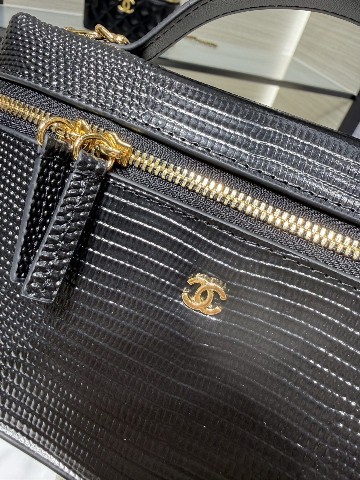 Ch*el classic vanity with chain handbag ap5195 17x19.5x5cm
