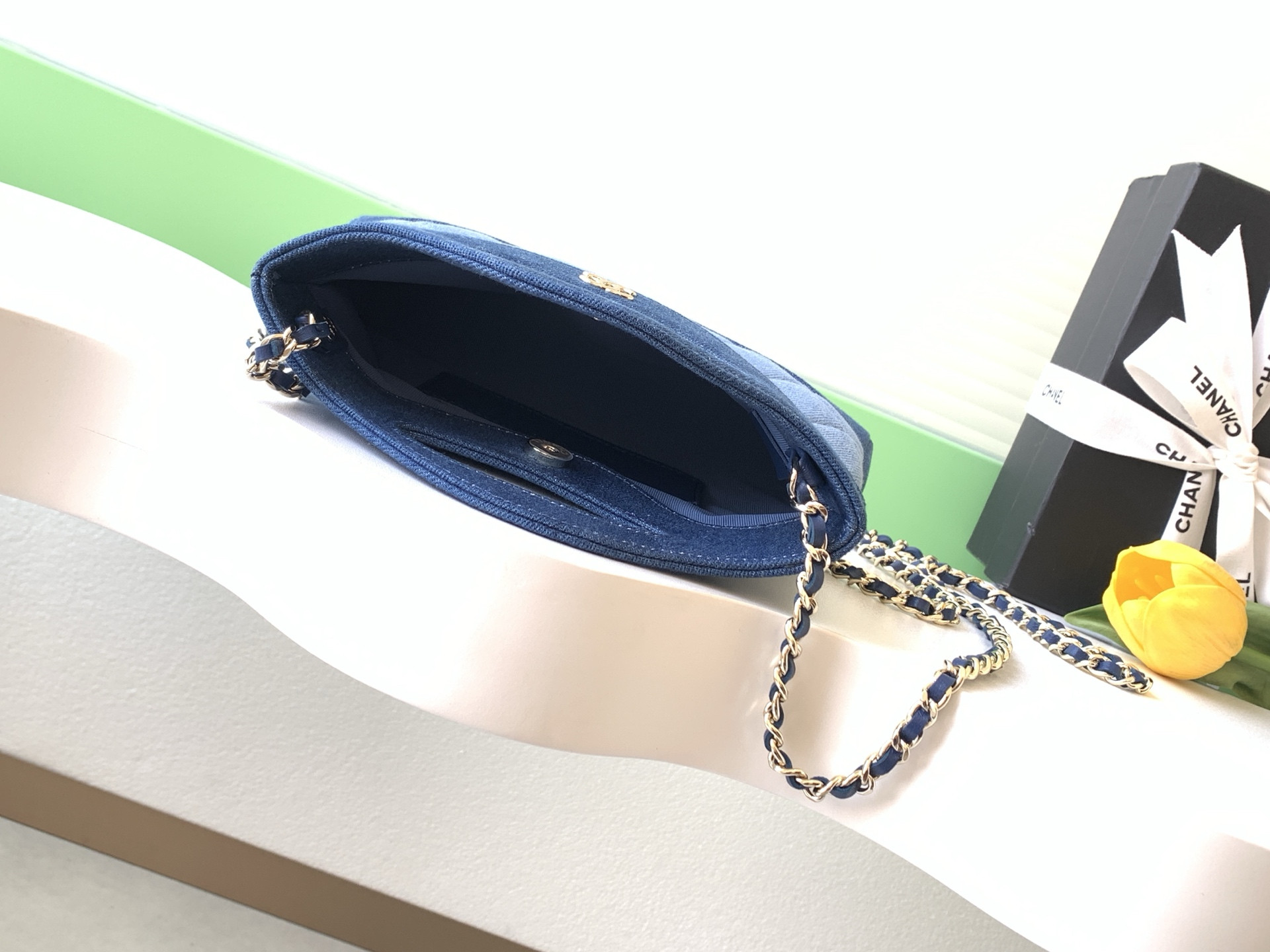 Ch*el clutch with chain ap3656 17x20.5x3.5cm