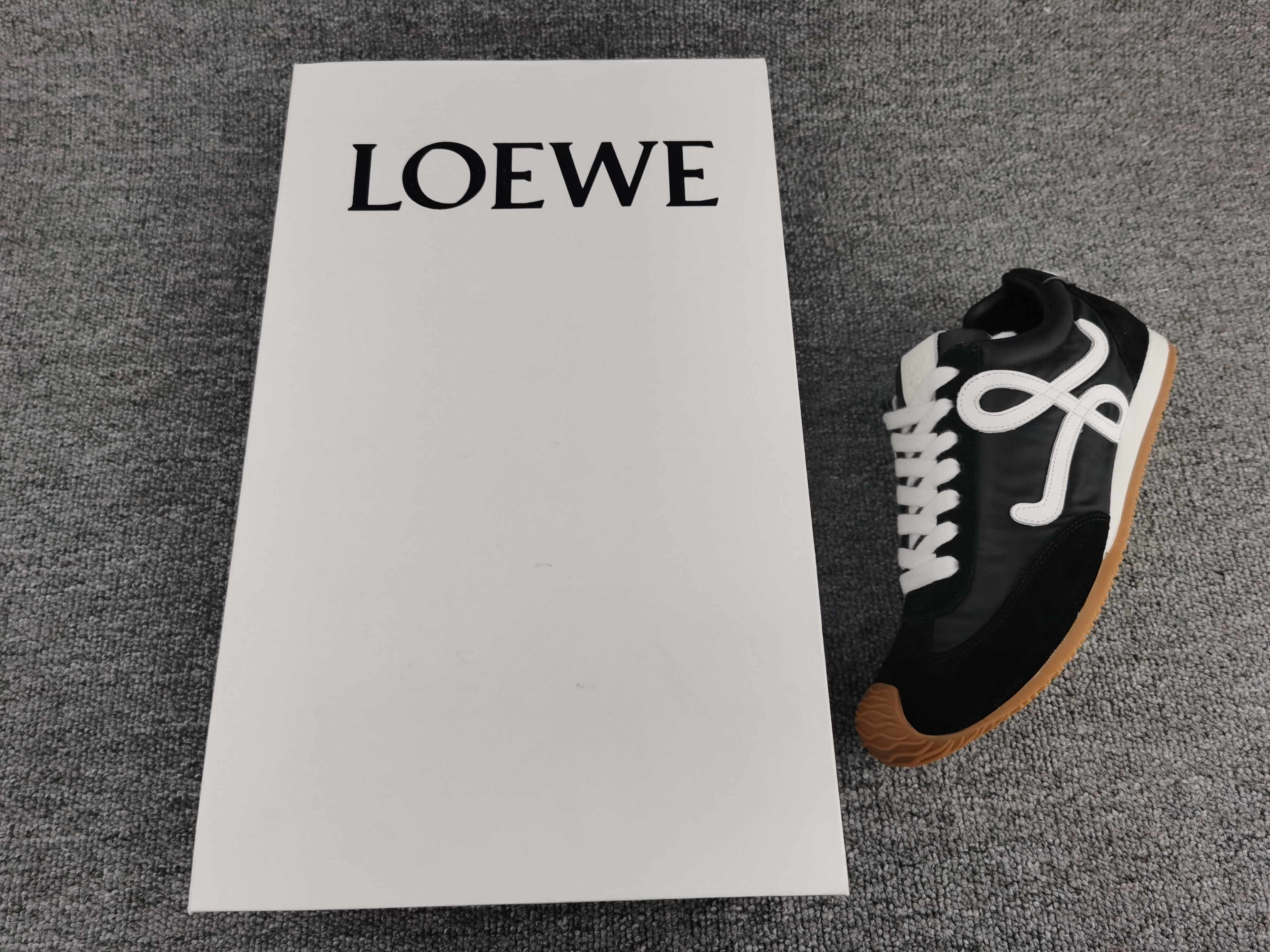 ua L0ew* sneakers