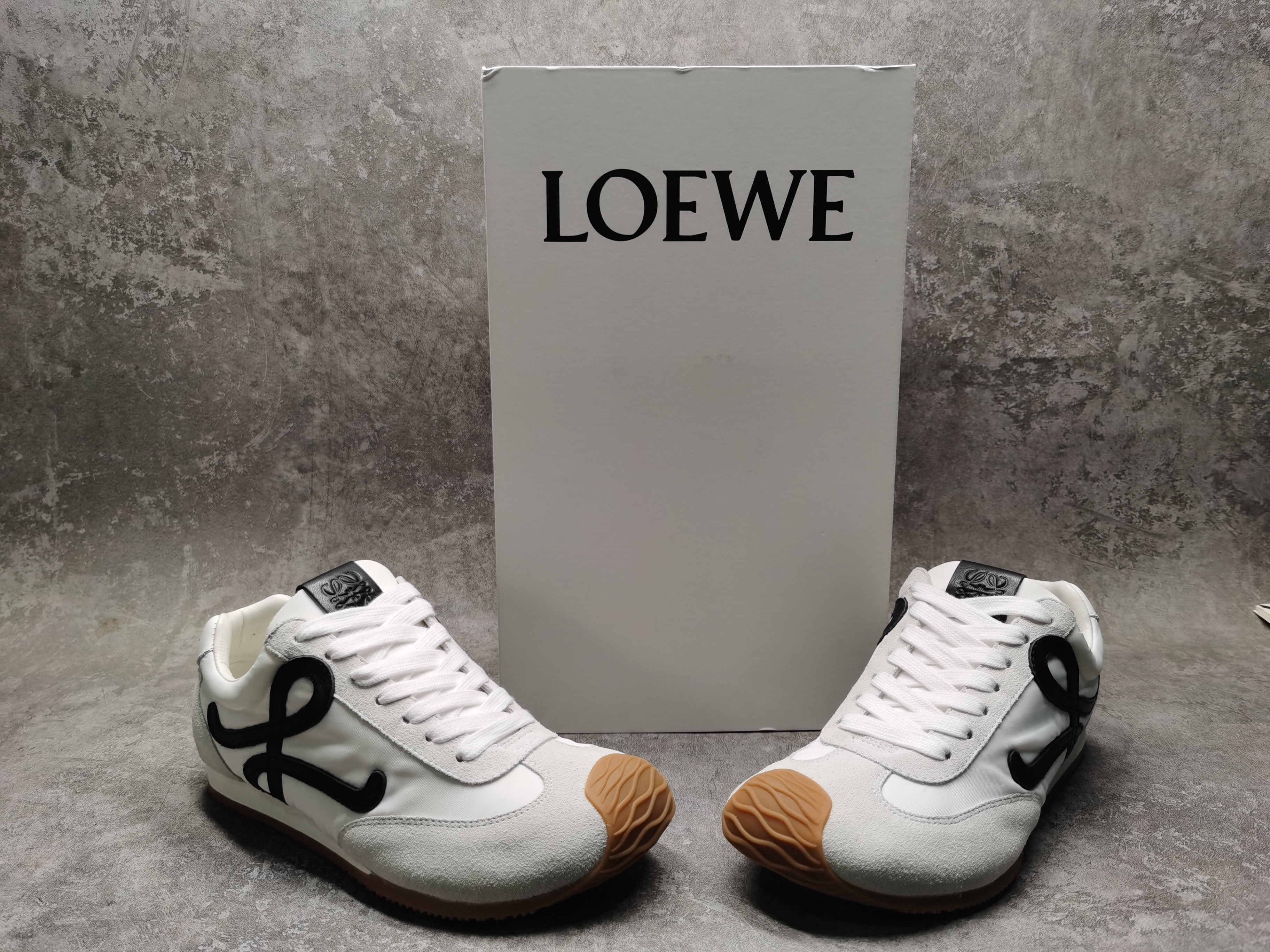 ua L0ew* sneakers