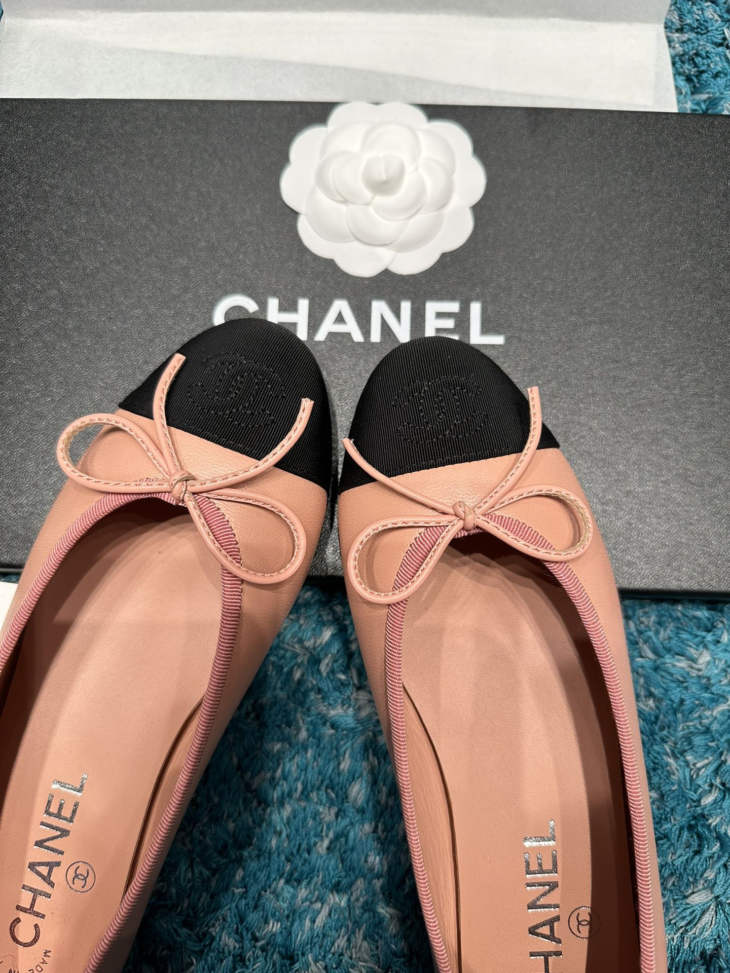 ua Ch*el ballet flats
