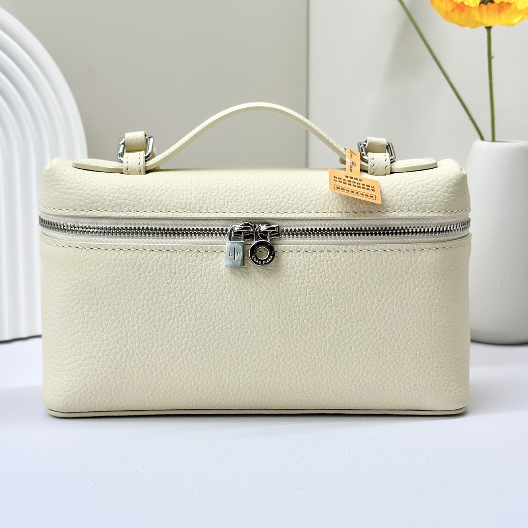 L**o p*ana extra pocket l19 grained calfskin 11 x 19 x 6.5 cm