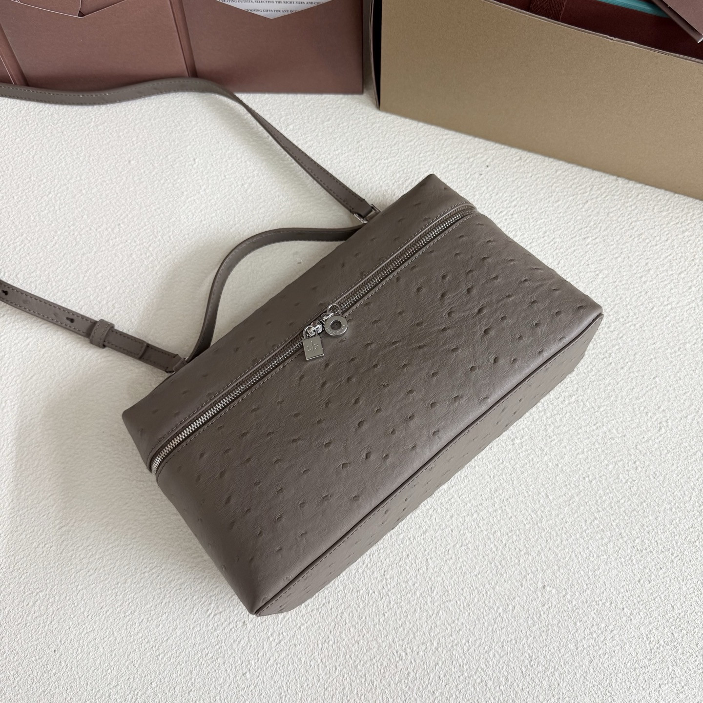 L**o p*ana extra pocket l27 ostrich-grained leather 16x27x10cm